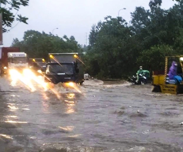 Trận mưa lớn sáng thứ 7 khiến nhiều tuyến phố Hà Nội biến thành sông, nước ngập sâu cả mét 1 Trận mưa lớn sáng thứ 7 khiến nhiều tuyến phố Hà Nội biến thành sông, nước ngập sâu cả mét 1