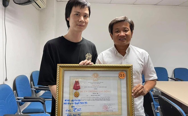 Ông Đoàn Ngọc Hải tặng Huân chương Lao động của mình cho nhà hảo tâm: ĐBQH nói gì? 1 Ông Đoàn Ngọc Hải tặng Huân chương Lao động của mình cho nhà hảo tâm: ĐBQH nói gì? 1