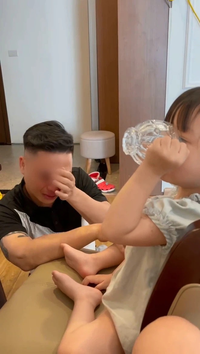 Ông bố trẻ khóc cạn nước mắt khi con gái sắp đi học, thái độ của bé khiến ai nấy cũng bật cười 3 Ông bố trẻ khóc cạn nước mắt khi con gái sắp đi học, thái độ của bé khiến ai nấy cũng bật cười 3