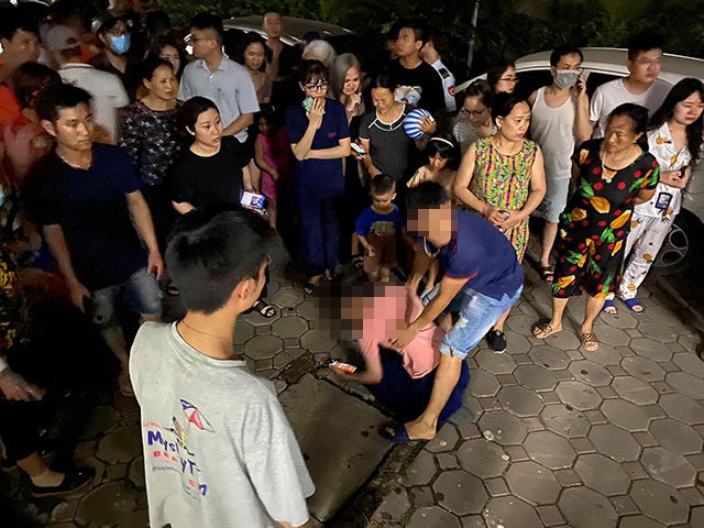 Bé gái 4 tuổi rơi từ phòng ngủ tầng 24 chung cư ở Hà Nội: Người mẹ gọi con trong vô vọng 2 Bé gái 4 tuổi rơi từ phòng ngủ tầng 24 chung cư ở Hà Nội: Người mẹ gọi con trong vô vọng 2