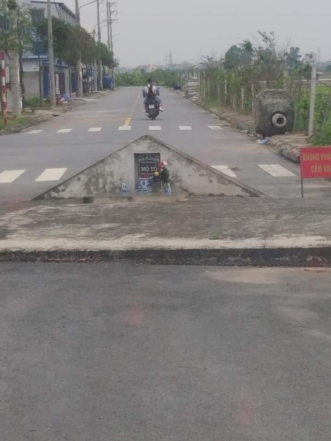 Mộ tổ mọc lên giữa đường khiến nhiều người tự hỏi: 'Thế này đi kiểu gì đây?' 2 Mộ tổ mọc lên giữa đường khiến nhiều người tự hỏi: 'Thế này đi kiểu gì đây?' 2