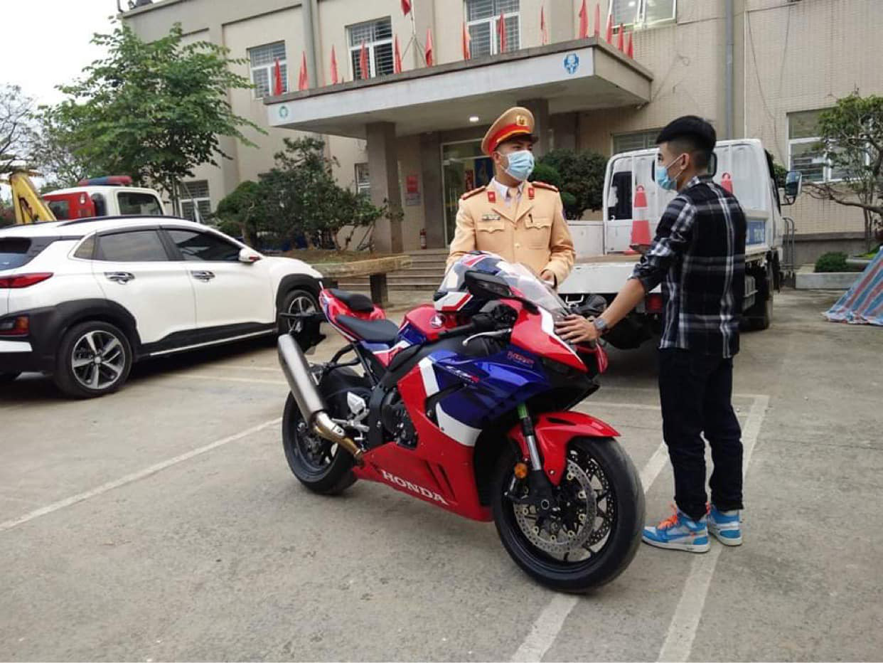 Siêu mô tô lao như bay với tốc độ 299km/h trên cầu Nhật Tân khiến nhiều người chưa kịp nhìn cái gì vừa lướt qua 4 Siêu mô tô lao như bay với tốc độ 299km/h trên cầu Nhật Tân khiến nhiều người chưa kịp nhìn cái gì vừa lướt qua 4