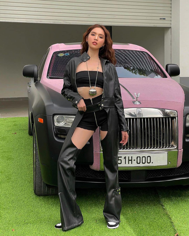 Tạo dáng bên Rolls-Royce 30 tỷ, Ngọc Trinh lại bị dân tình soi ra đồ cô mặc là đạo nhái 1
