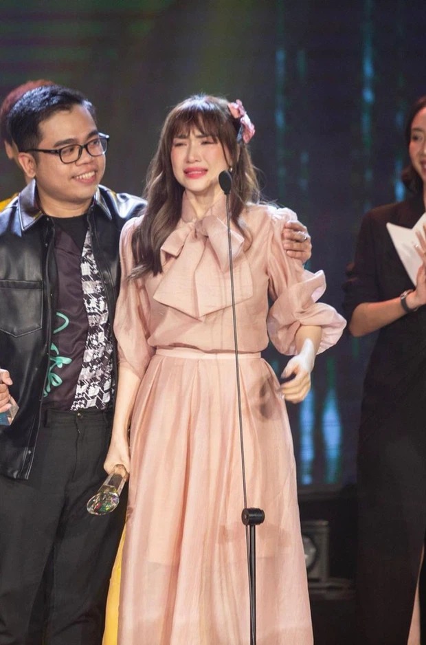 Hoà Minzy kể lại pha hớ miệng tiếng Anh, phát âm lạ đến mức dân tình nghe xong quên luôn từ gốc 2 Hoà Minzy kể lại pha hớ miệng tiếng Anh, phát âm lạ đến mức dân tình nghe xong quên luôn từ gốc 2