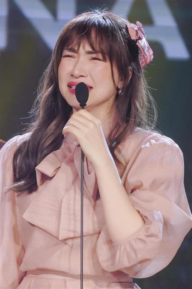 Hoà Minzy kể lại pha hớ miệng tiếng Anh, phát âm lạ đến mức dân tình nghe xong quên luôn từ gốc 1 Hoà Minzy kể lại pha hớ miệng tiếng Anh, phát âm lạ đến mức dân tình nghe xong quên luôn từ gốc 1