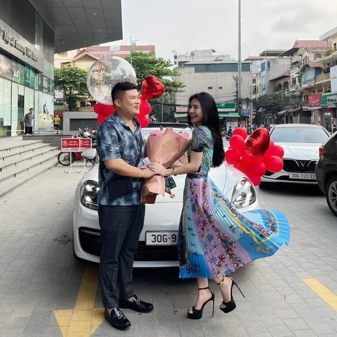 Được chồng tặng siêu xe hơn 7 tỷ làm quà cưới, cô dâu hot girl bị nhiều người gièm pha 1 Được chồng tặng siêu xe hơn 7 tỷ làm quà cưới, cô dâu hot girl bị nhiều người gièm pha 1