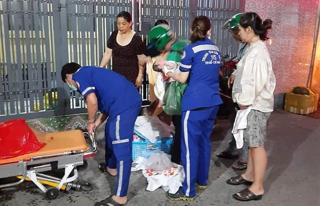 Không kịp đến BV, thai phụ chuyển dạ sinh con ngay trước cửa nhà dân 2 Không kịp đến BV, thai phụ chuyển dạ sinh con ngay trước cửa nhà dân 2