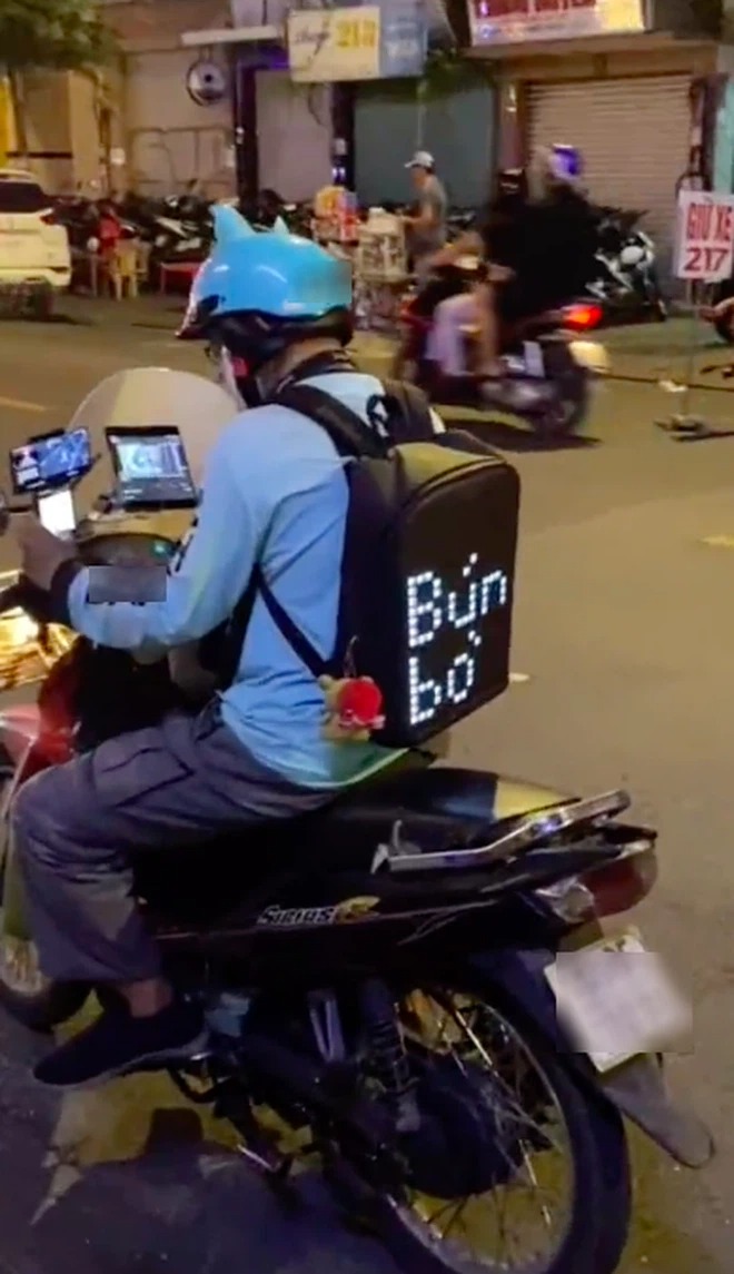 Đi làm vì đam mê, anh shipper 'chịu chơi' nhất Việt Nam đầu tư combo công nghệ khiến dân tình nhìn mà thèm 3