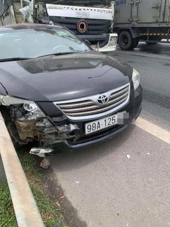 Vừa được chủ đăng bán trước đó vài tiếng, 'xế hộp' Camry đã gặp biến trên cao tốc 2 Vừa được chủ đăng bán trước đó vài tiếng, 'xế hộp' Camry đã gặp biến trên cao tốc 2
