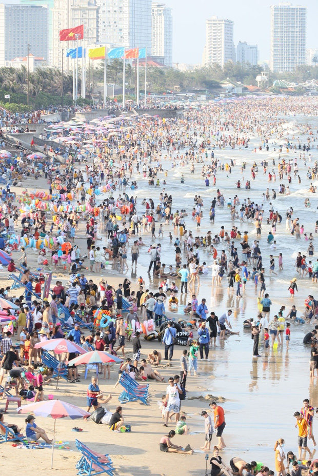 Bãi biển Vũng Tàu ken đặc người trong ngày đầu nghỉ lễ 30/4 1 Bãi biển Vũng Tàu ken đặc người trong ngày đầu nghỉ lễ 30/4 1