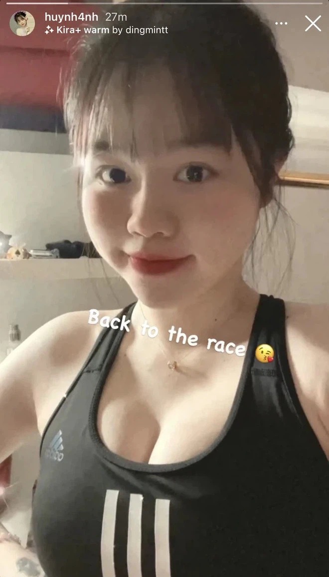 Khoe clip uốn éo 15s, bồ cũ Quang Hải khiến netizen xuýt xoa 'xin vía' để có dáng đẹp 3 Khoe clip uốn éo 15s, bồ cũ Quang Hải khiến netizen xuýt xoa 'xin vía' để có dáng đẹp 3