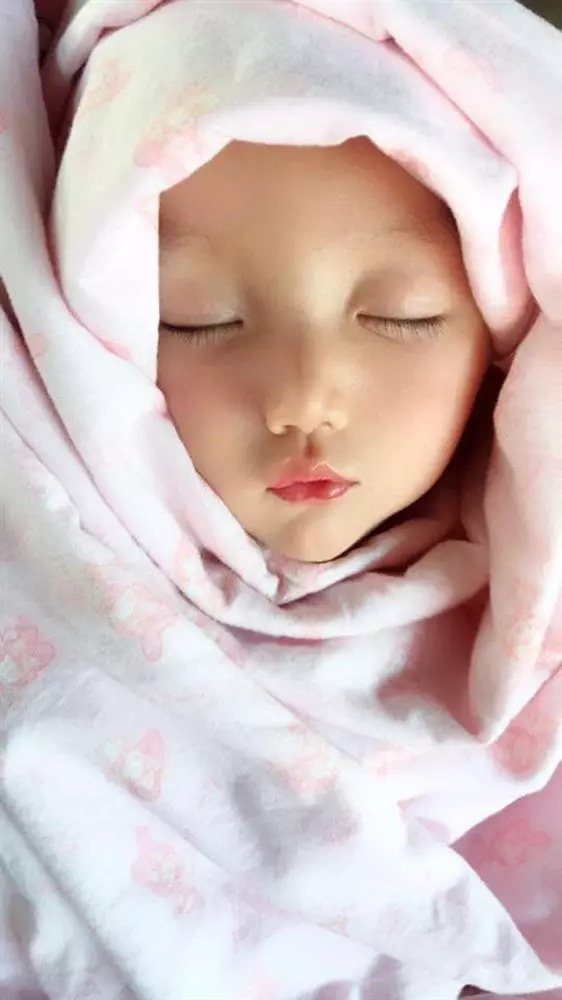 Bé gái xinh như thiên thần khiến nhiều cặp vợ chồng chỉ muốn đẻ ngay con gái 2 Bé gái xinh như thiên thần khiến nhiều cặp vợ chồng chỉ muốn đẻ ngay con gái 2