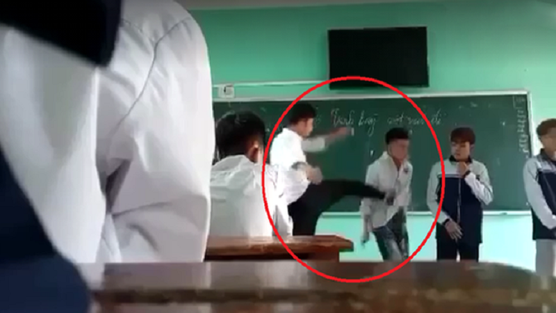 Nam giáo viên tung cước với học sinh ngay trên bục giảng: Đề nghị công an vào cuộc 1 Nam giáo viên tung cước với học sinh ngay trên bục giảng: Đề nghị công an vào cuộc 1