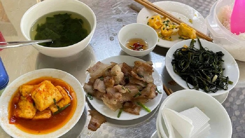 Nhìn mâm cơm của 2 bạn trẻ bàn bên, ông Đoàn Ngọc Hải chạnh lòng nghĩ đến trẻ vùng cao 1 Nhìn mâm cơm của 2 bạn trẻ bàn bên, ông Đoàn Ngọc Hải chạnh lòng nghĩ đến trẻ vùng cao 1