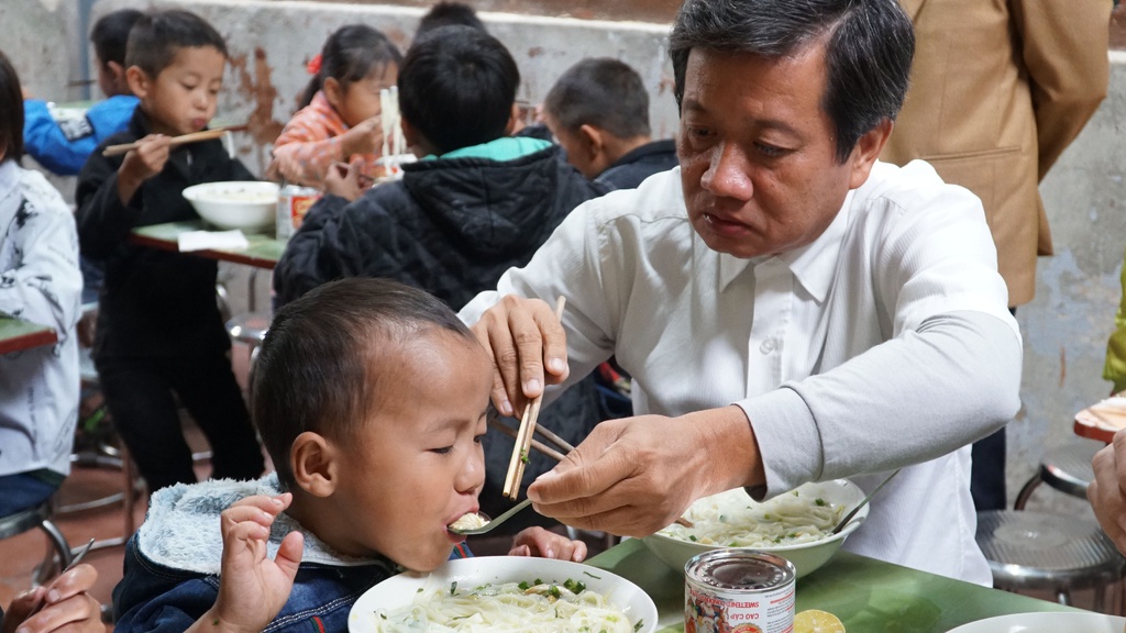 Nhìn mâm cơm của 2 bạn trẻ bàn bên, ông Đoàn Ngọc Hải chạnh lòng nghĩ đến trẻ vùng cao 3 Nhìn mâm cơm của 2 bạn trẻ bàn bên, ông Đoàn Ngọc Hải chạnh lòng nghĩ đến trẻ vùng cao 3