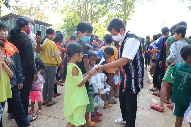 Nhìn mâm cơm của 2 bạn trẻ bàn bên, ông Đoàn Ngọc Hải chạnh lòng nghĩ đến trẻ vùng cao 4 Nhìn mâm cơm của 2 bạn trẻ bàn bên, ông Đoàn Ngọc Hải chạnh lòng nghĩ đến trẻ vùng cao 4
