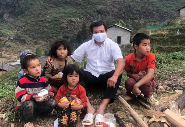 Nhìn mâm cơm của 2 bạn trẻ bàn bên, ông Đoàn Ngọc Hải chạnh lòng nghĩ đến trẻ vùng cao 2 Nhìn mâm cơm của 2 bạn trẻ bàn bên, ông Đoàn Ngọc Hải chạnh lòng nghĩ đến trẻ vùng cao 2
