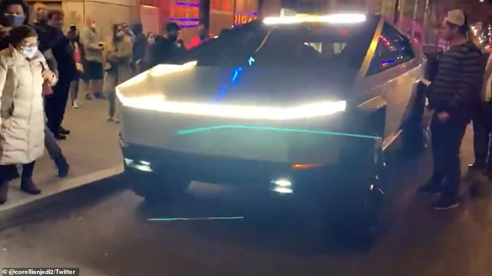 Xe bán tải 'đến từ tương lai' của tỷ phú Elon Musk's gây chú ý khi xuất hiện trên phố 3 Xe bán tải 'đến từ tương lai' của tỷ phú Elon Musk's gây chú ý khi xuất hiện trên phố 3