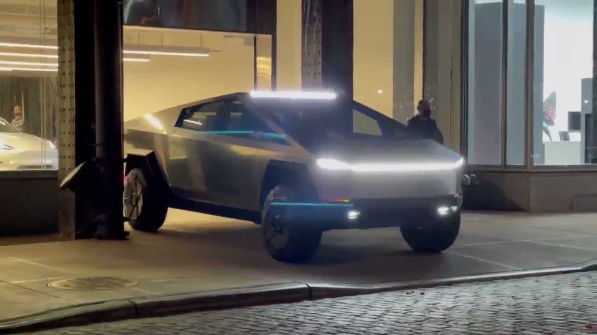 Xe bán tải 'đến từ tương lai' của tỷ phú Elon Musk's gây chú ý khi xuất hiện trên phố 2 Xe bán tải 'đến từ tương lai' của tỷ phú Elon Musk's gây chú ý khi xuất hiện trên phố 2