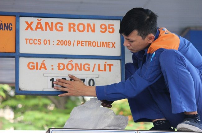 Giá xăng, dầu đồng loạt tăng lên mức cao nhất trong 15 tháng 2