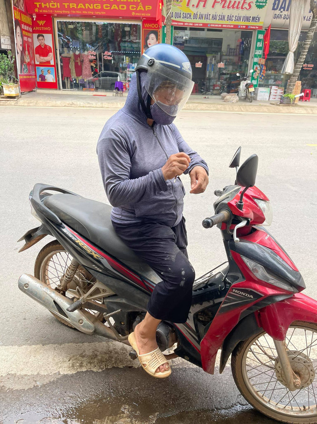 Ủng hộ vùng bị cách ly 30kg gạo, người phụ nữ chân lấm tay bùn khiến nhiều người xúc động 1 Ủng hộ vùng bị cách ly 30kg gạo, người phụ nữ chân lấm tay bùn khiến nhiều người xúc động 1