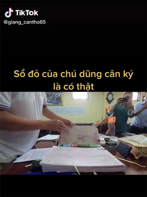 Đại gia Dũng lò vôi khoe tập sổ đỏ dày cộp, tính bằng cân để chứng minh bà xã không tâng bốc 1 Đại gia Dũng lò vôi khoe tập sổ đỏ dày cộp, tính bằng cân để chứng minh bà xã không tâng bốc 1