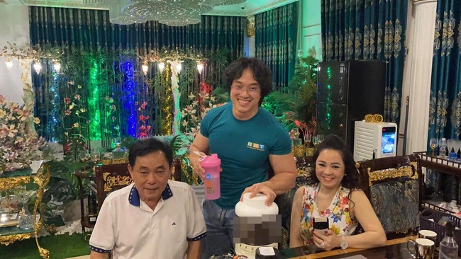 Diện kiến vợ chồng đại gia Dũng lò vôi, 'gym chúa' bị vạch trần 'sự tranh thủ hơn cao thủ' 3 Diện kiến vợ chồng đại gia Dũng lò vôi, 'gym chúa' bị vạch trần 'sự tranh thủ hơn cao thủ' 3