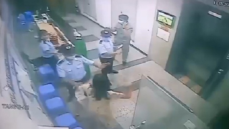 Người phụ nữ rút dép 'xử' bảo vệ chung cư vì bị nhắc nhở đeo khẩu trang 1 Người phụ nữ rút dép 'xử' bảo vệ chung cư vì bị nhắc nhở đeo khẩu trang 1