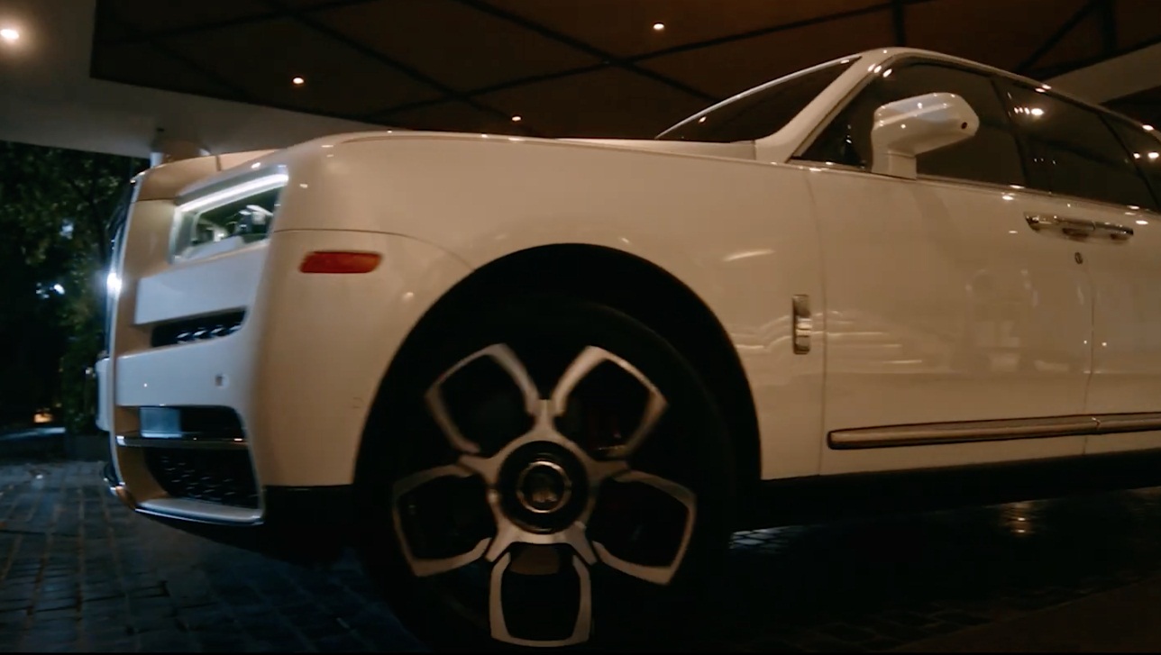 Khắc Việt sử dụng Rolls-Royce Cullinan thể hiện đẳng cấp giới siêu giàu trong MV toàn 'mùi tiền' 2 Khắc Việt sử dụng Rolls-Royce Cullinan thể hiện đẳng cấp giới siêu giàu trong MV toàn 'mùi tiền' 2