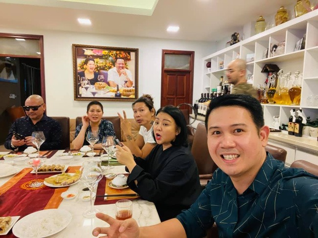 'Bữa tiệc bạc tỷ' của dàn Shark: Tưởng cá mập, tôm hùm lên mâm hoá ra cũng ăn gà luộc bình dân 3 'Bữa tiệc bạc tỷ' của dàn Shark: Tưởng cá mập, tôm hùm lên mâm hoá ra cũng ăn gà luộc bình dân 3