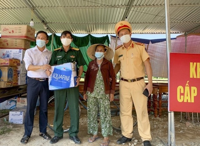 Tiếp sức mùa dịch: Bó đậu đũa của cụ bà, 500 chiếc kẹo 'nở hoa' của 2 bé gái khiến nhiều người cay mắt 3 Tiếp sức mùa dịch: Bó đậu đũa của cụ bà, 500 chiếc kẹo 'nở hoa' của 2 bé gái khiến nhiều người cay mắt 3