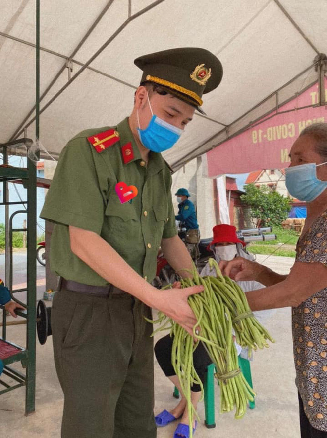 Tiếp sức mùa dịch: Bó đậu đũa của cụ bà, 500 chiếc kẹo 'nở hoa' của 2 bé gái khiến nhiều người cay mắt 1 Tiếp sức mùa dịch: Bó đậu đũa của cụ bà, 500 chiếc kẹo 'nở hoa' của 2 bé gái khiến nhiều người cay mắt 1