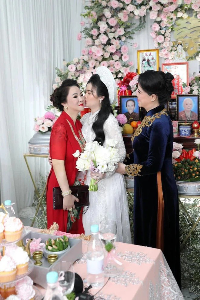 Con dâu bà Phương Hằng chứng tỏ đẳng cấp nhà giàu: Lái 'xế hộp' siêu sang, kim cương dát đầy tay 2 Con dâu bà Phương Hằng chứng tỏ đẳng cấp nhà giàu: Lái 'xế hộp' siêu sang, kim cương dát đầy tay 2