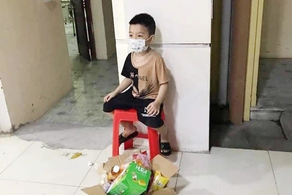 Bé trai 6 tuổi một mình ngơ ngác nhận kết quả dương tính SARS-CoV-2 đã được đến ở cùng mẹ 1 Bé trai 6 tuổi một mình ngơ ngác nhận kết quả dương tính SARS-CoV-2 đã được đến ở cùng mẹ 1