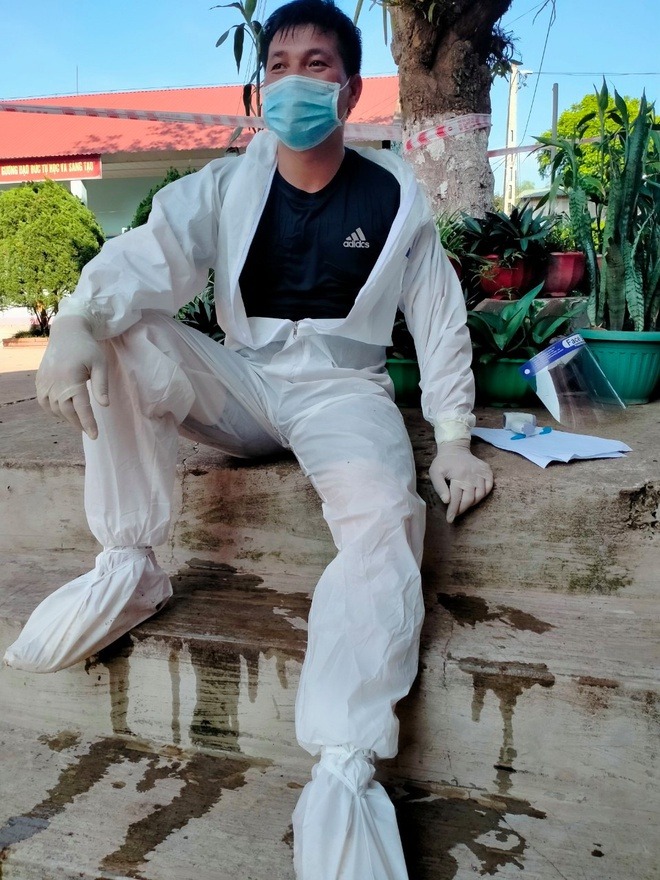 Xót xa hình ảnh cán bộ y tế Điện Biên kiệt sức, ướt đẫm mồ hôi vì mặc đồ bảo hộ 4-8 tiếng/ngày 1 Xót xa hình ảnh cán bộ y tế Điện Biên kiệt sức, ướt đẫm mồ hôi vì mặc đồ bảo hộ 4-8 tiếng/ngày 1