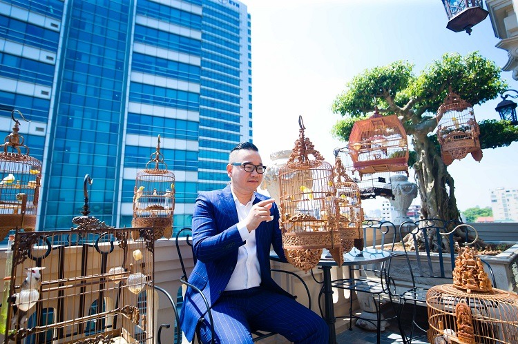 Chân dung 3 đại gia đình đám Hà thành góp mặt trong MV mới của Khắc Việt 6 Chân dung 3 đại gia đình đám Hà thành góp mặt trong MV mới của Khắc Việt 6
