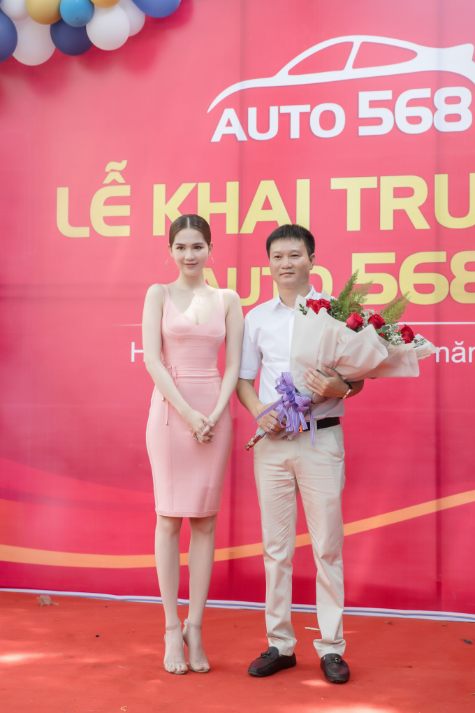 Chân dung 3 đại gia đình đám Hà thành góp mặt trong MV mới của Khắc Việt 13 Chân dung 3 đại gia đình đám Hà thành góp mặt trong MV mới của Khắc Việt 13