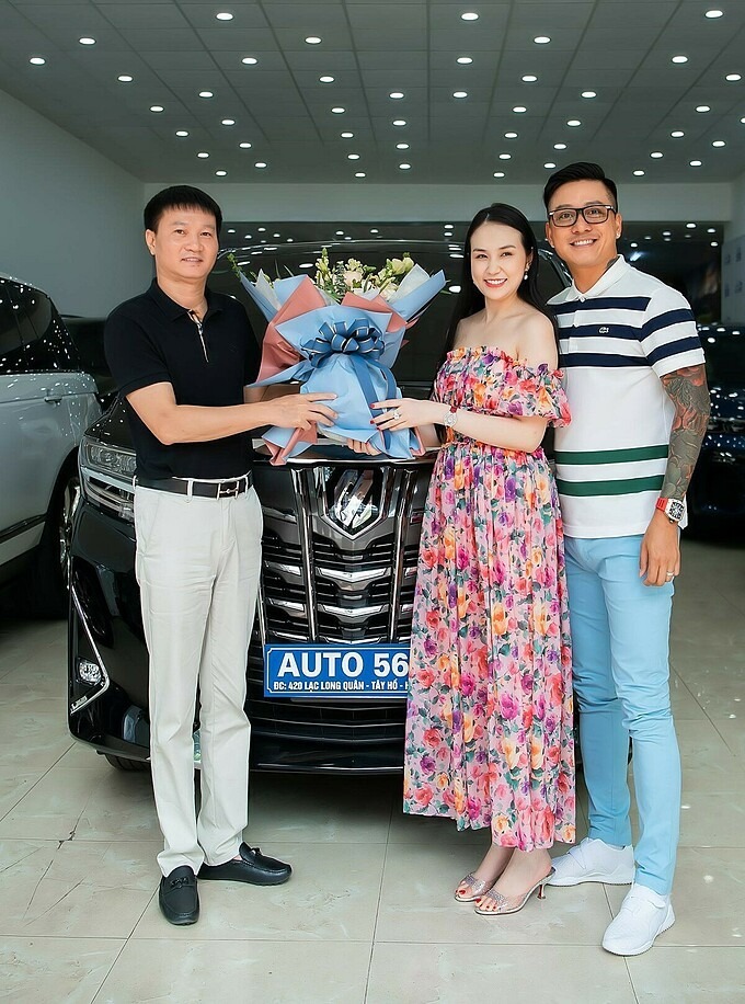 Chân dung 3 đại gia đình đám Hà thành góp mặt trong MV mới của Khắc Việt 12 Chân dung 3 đại gia đình đám Hà thành góp mặt trong MV mới của Khắc Việt 12
