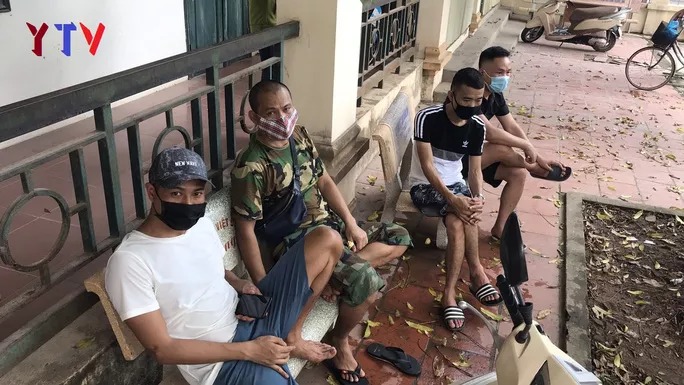 Bắc Giang: Tụ tập ăn nhậu giữa mùa dịch, 5 người bị phạt 200 triệu đồng 1 Bắc Giang: Tụ tập ăn nhậu giữa mùa dịch, 5 người bị phạt 200 triệu đồng 1