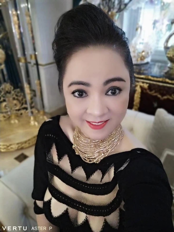 Diễm Hương, Hằng 'Túi' than ế ẩm, phải né sóng vì dân tình chỉ xem cô Phương Hằng livestream 3 Diễm Hương, Hằng 'Túi' than ế ẩm, phải né sóng vì dân tình chỉ xem cô Phương Hằng livestream 3