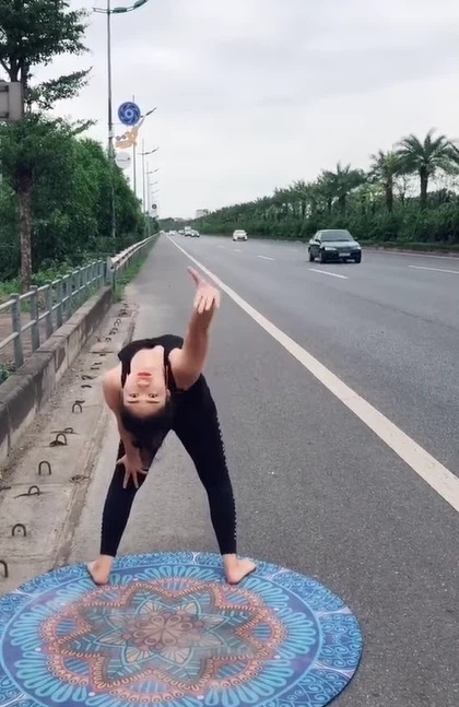 Cuồng yoga, người phụ nữ tập ngay trên đường cao tốc khiến nhiều người ngán ngẩm 1