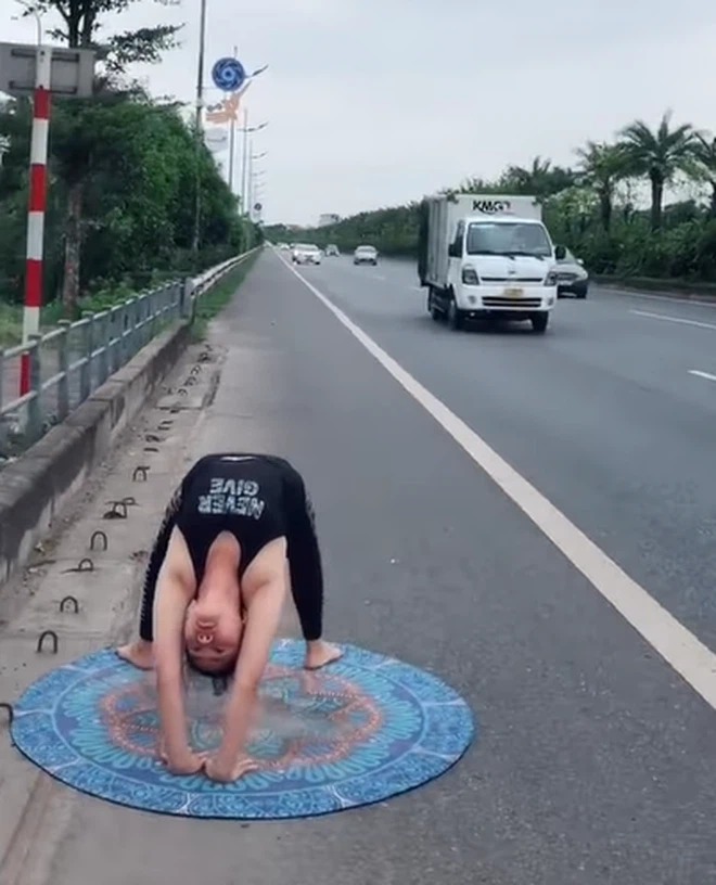 Cuồng yoga, người phụ nữ tập ngay trên đường cao tốc khiến nhiều người ngán ngẩm 2 Cuồng yoga, người phụ nữ tập ngay trên đường cao tốc khiến nhiều người ngán ngẩm 2
