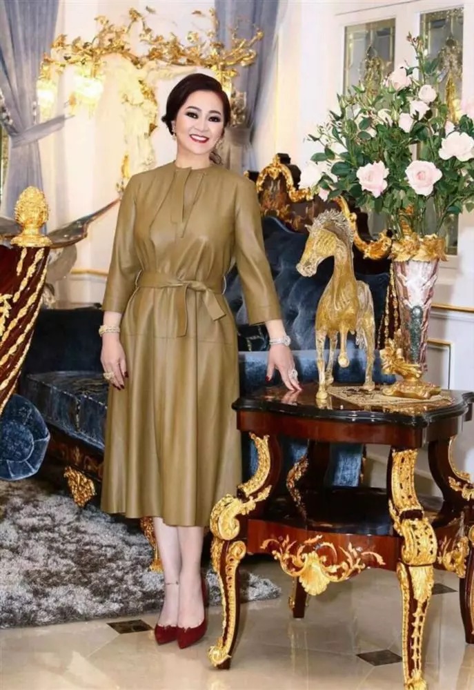 درون ویلای طلاکاری شده خانم فونگ هانگ: برخی از او به زیبایی تعریف می کنند ، برخی دیگر از او انتقاد می کنند داخل ویلای طلاکاری شده خانم فونگ هانگ: بعضی ها او را به خاطر زرق و برق دار بودنش ستایش می کنند ، دیگران او را به خاطر نبودن در محل انتقاد می کنند.