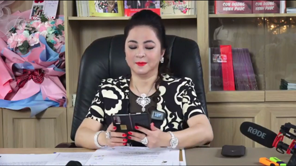 Ngoài nhẫn kim cương, nữ đại gia Phương Hằng còn khoe 2 siêu phẩm điện thoại khi livestream 3