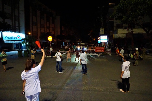 Người dân sống quanh bar New Phương Đông reo hò, vui như Tết trong đêm gỡ phong tỏa 3 Người dân sống quanh bar New Phương Đông reo hò, vui như Tết trong đêm gỡ phong tỏa 3
