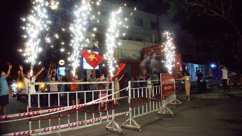 Người dân sống quanh bar New Phương Đông reo hò, vui như Tết trong đêm gỡ phong tỏa 4 Người dân sống quanh bar New Phương Đông reo hò, vui như Tết trong đêm gỡ phong tỏa 4