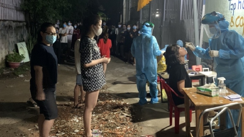 TP.HCM đề nghị người dân hạn chế ra khỏi nhà, cấm tập trung trên 10 người 2 TP.HCM đề nghị người dân hạn chế ra khỏi nhà, cấm tập trung trên 10 người 2