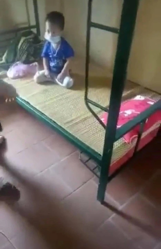 Hình ảnh bé trai sợ hãi trốn dưới gầm giường, không dám khóc trong khu cách ly khiến nhiều người xót xa 4 Hình ảnh bé trai sợ hãi trốn dưới gầm giường, không dám khóc trong khu cách ly khiến nhiều người xót xa 4