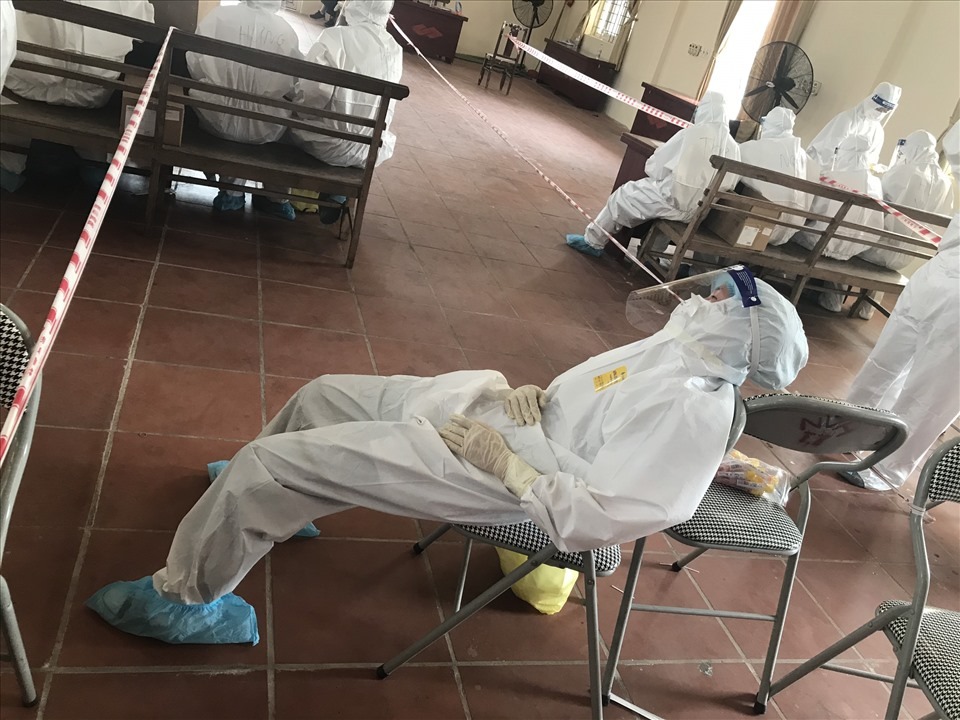 Cán bộ y tế và loạt dòng chữ siêu dễ thương trên áo bảo hộ: Tranh thủ quảng cáo để kiếm 'gấu' 2 Cán bộ y tế và loạt dòng chữ siêu dễ thương trên áo bảo hộ: Tranh thủ quảng cáo để kiếm 'gấu' 2
