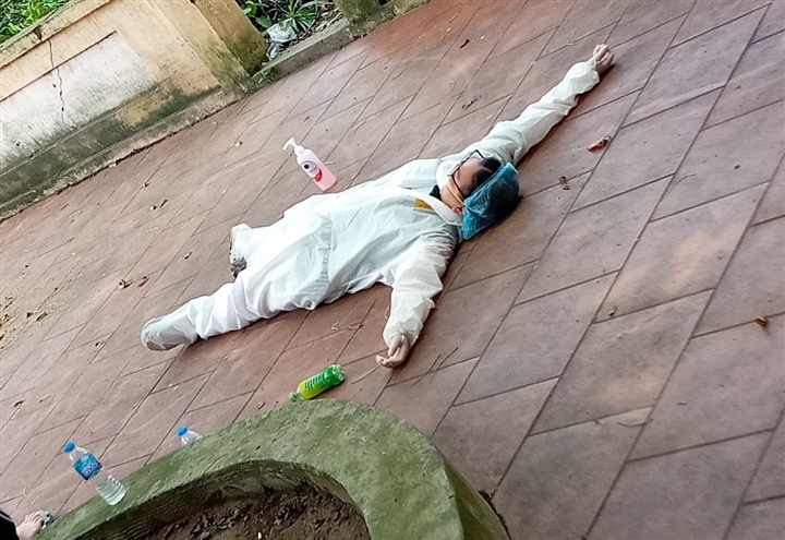 Cán bộ y tế và loạt dòng chữ siêu dễ thương trên áo bảo hộ: Tranh thủ quảng cáo để kiếm 'gấu' 1 Cán bộ y tế và loạt dòng chữ siêu dễ thương trên áo bảo hộ: Tranh thủ quảng cáo để kiếm 'gấu' 1